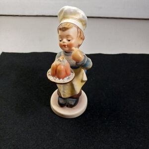 Vintage Goebel Hummel Figurine Baker #128 Cottagecore Grandmacore Kitsch